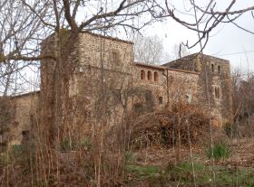 Fortified masia farmhouse in Planils