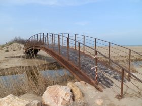 Bridge from Empuries to beach